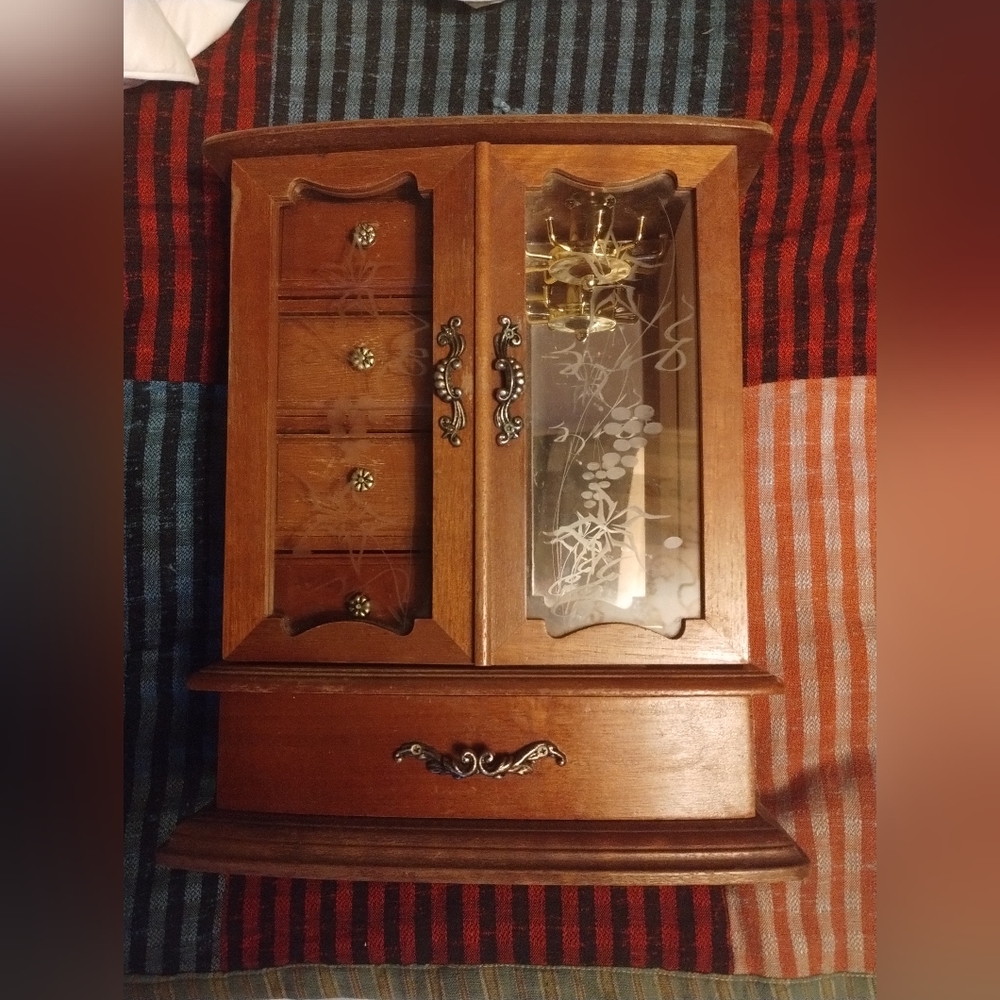 Wood jewelry box